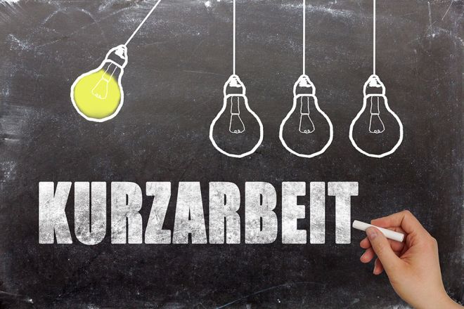 Foto: Tafel mit Aufschrift Kurzarbeit